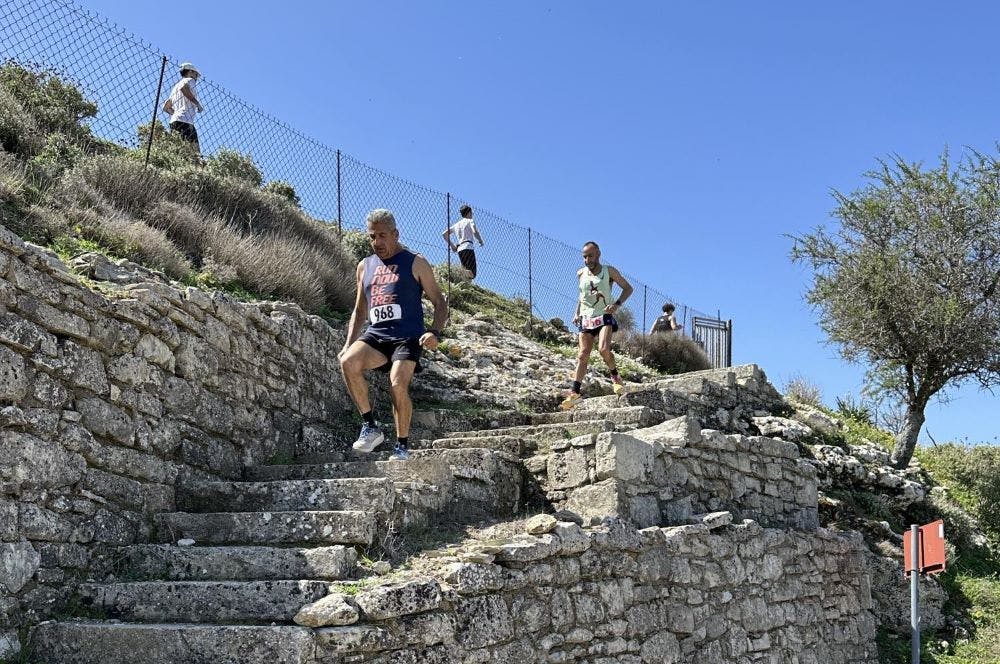 Ο Καμπιτάκης νικητής στον 1ο Απολλώνιο δρόμο στα μονοπάτια της Αθηνάς & του Τρίτωνα runbeat.gr 